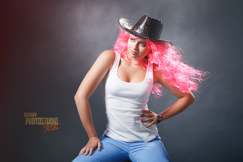 Фотосессия девушки с красными волосами в ковбойском стиле